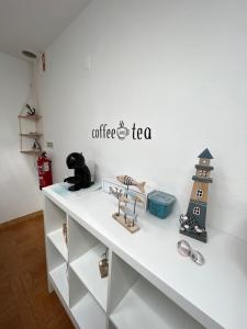 een witte plank met enkele items erop bij Residencial Mira-Mar in Peniche