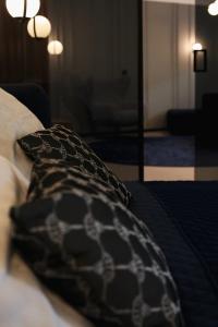格地尼亞的住宿－Awanport Gdynia M apartments，房间里的床上的黑色枕头