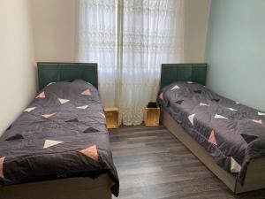 Säng eller sängar i ett rum på Lovely 2-bedroom apartment near AYB school