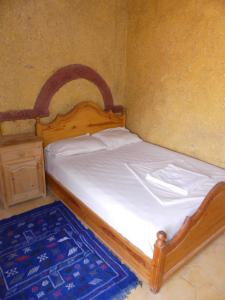Postel nebo postele na pokoji v ubytování Les Pyramides Hotel Merzouga