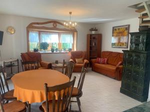 Beatrix Üdülőház في بالاتونبيريني: غرفة معيشة مع طاولة وأريكة
