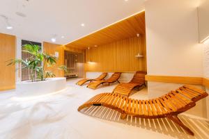 a lobby with a row of wooden benches at BlueApart Apartamenty Hotelowe Nexo in Puck