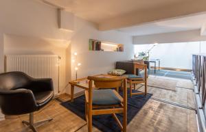 ein Wohnzimmer mit 2 Stühlen und einem Tisch in der Unterkunft Le Loft Nautilus by Maison Brasseurs d'Etoiles in Lüttich