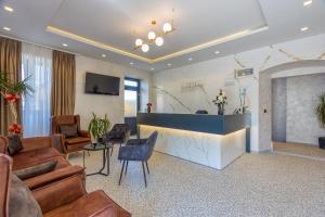 ein Wohnzimmer mit einem Sofa und einem Kamin in der Unterkunft San Valentino Palace in Umag