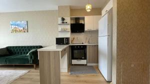 ein Wohnzimmer mit einer Küche und einem Sofa in einem Zimmer in der Unterkunft Luxe Suite AI3 in Esenyurt + 6 Fotos