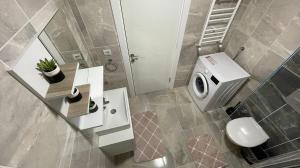 ein Badezimmer mit Waschbecken und Waschmaschine in der Unterkunft Luxe Suite AI3 in Esenyurt