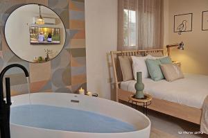 Ένα ή περισσότερα κρεβάτια σε δωμάτιο στο Anise Suites