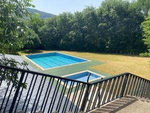 Πισίνα στο ή κοντά στο ACOGEDOR PISO EN SORT CON PISCINA