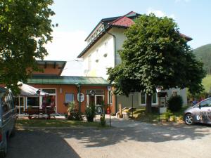 un edificio con un coche aparcado delante de él en Gasthof-Pension Hochsteiner, en Glödnitz