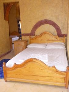 Postel nebo postele na pokoji v ubytování Les Pyramides Hotel Merzouga