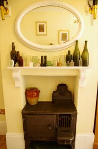 um quarto com um espelho e uma prateleira com vasos em The Georgian Coach House:New Forest with hot tub em Fordingbridge