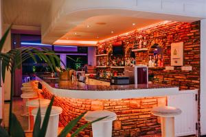 eine Bar in einem Restaurant mit Ziegelwand in der Unterkunft Sveltos Hotel in Larnaka