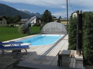una piscina con cubierta en un patio en Ferienwohnung Alpenblick, en Hermagor