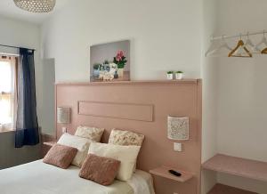 a bedroom with a bed with a headboard and pillows at La Casita de Las Palmas VV in Las Palmas de Gran Canaria