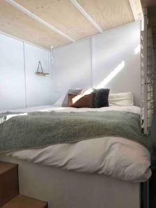 Cama o camas de una habitación en ReThynk Unique Tiny home East Jindabyne