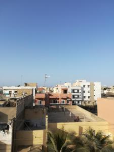 una vista desde la azotea de un edificio en CHAMBRES PRIVEES CLIMATISEE ACCES DOUCHE -CUISINE-SALON, en Dakar