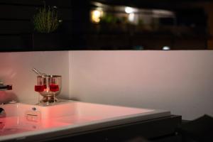 Fotografia z galérie ubytovania Private Jacuzzi & Acropolis View - The Urban Loft v Aténach + 16 fotografií