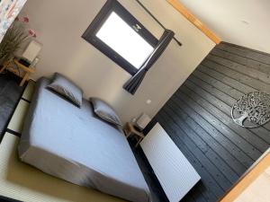 a bedroom with a large bed with a window at Le GENKI japonais 4 étoiles in Saint-Cyr-sur-le-Rhône