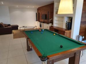 a living room with a pool table in a room at Paraíso à sua Porta Ap Luxuoso Prédio Frontal Mar in Rio de Janeiro