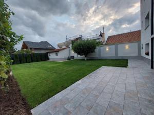 a backyard with a lawn and a house at Premium Central Apartment in Oradea