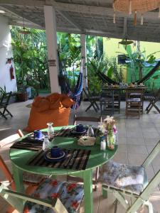a green table and chairs in a living room at Pousada Tangerina in Icaraí +85 photos