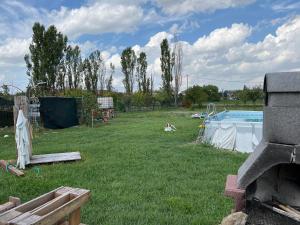 een achtertuin met een zwembad en een tuin met een hek bij La Frasca in Coltaro