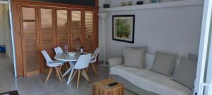ein Wohnzimmer mit einem Tisch und einem Sofa in der Unterkunft APARTAMENTO EN EL MEDANO - ESTRELLA DEL MAR in Granadilla de Abona