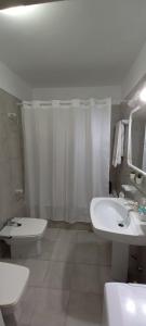 ein weißes Badezimmer mit Waschbecken und Toilette in der Unterkunft APARTAMENTO EN EL MEDANO - ESTRELLA DEL MAR in Granadilla de Abona + 16 Fotos