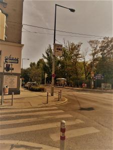una calle vacía con un semáforo y un cruce en Wohnung in der nähe Wiener Stadthalle und Zentrum, en Viena