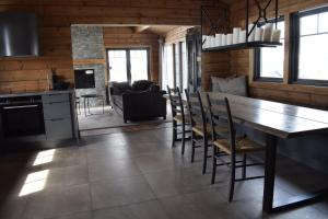kuchnia i salon ze stołem i krzesłami w obiekcie Trysilsetra 35 w mieście Trysil
