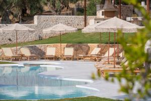 Bazén v ubytovaní Luxury Villa Happynest alebo v jeho blízkosti