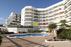 Der Swimmingpool an oder in der Nähe von APARTAMENTO EN EL MEDANO - ESTRELLA DEL MAR