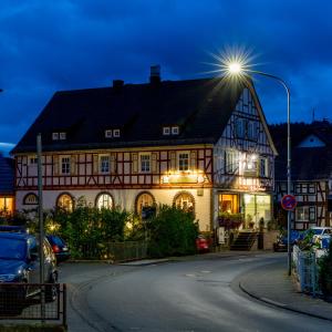 un edificio con una luz de la calle delante de él en Suite Appartements Da Giovanni en Gladenbach