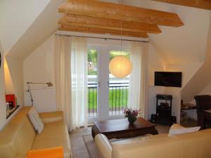 un soggiorno con divano e tavolo di Appartements im Hollandhaus a Oberwiesenthal