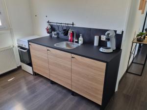 Kuchyňa alebo kuchynka v ubytovaní Bel appartement 2 chambres ,résidence privée + 18 fotografií