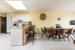 a kitchen and dining room with a table and chairs at L'eau de vie in Alveringem