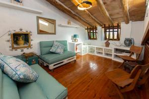 Χώρος καθιστικού στο Nice Majorcan country house Sta Maria del Camí by Renthousing