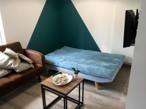 Posezení v ubytování Maison charmante avec piscine privée à Saint-Georges-de-PointindouxC + 17 fotografií