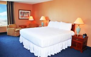 Ένα ή περισσότερα κρεβάτια σε δωμάτιο στο Laughlin River Lodge