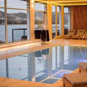 einen Pool in einem Haus mit Blick auf das Wasser in der Unterkunft Departamento con vistas al lago en Veneto Village in Villa Parque Siquiman