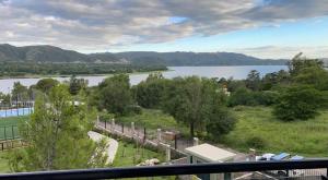 ein Blick auf einen See von einem Balkon in der Unterkunft Departamento con vistas al lago en Veneto Village in Villa Parque Siquiman