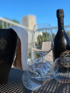 モンテ・サンタンジェロにあるGli Angeli - Affittacamereのワインのボトルの横に座るワイングラス