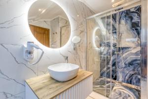 een badkamer met een wastafel en een douche bij San Valentino Palace in Umag