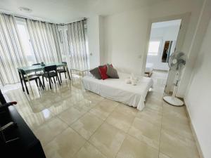 salon z białą kanapą i stołem w obiekcie A697 - Club Médico - 2004 Finestrat s.l. w mieście Benidorm
