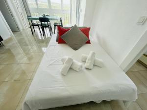 białe łóżko z poduszkami w pokoju w obiekcie A697 - Club Médico - 2004 Finestrat s.l. w mieście Benidorm