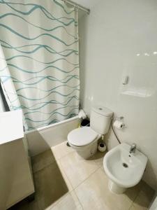 łazienka z toaletą i zasłoną prysznicową w obiekcie A697 - Club Médico - 2004 Finestrat s.l. w mieście Benidorm +15 zdjęć