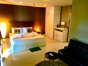 查汶的住宿－Lenny's Koh Samui，一间卧室配有一张大床和一张沙发