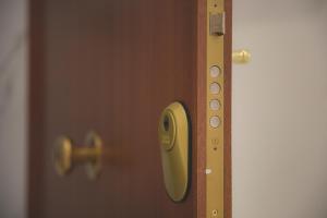 einem Schließen einer Holztür mit einem Griff in der Unterkunft Acogedor apartamento en Triana in Sevilla