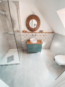 Koupelna v ubytování Damwildfarm in Rollerbü Südschweden