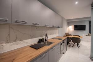 Kuchyň nebo kuchyňský kout v ubytování Sea & City LUXURY SUITE